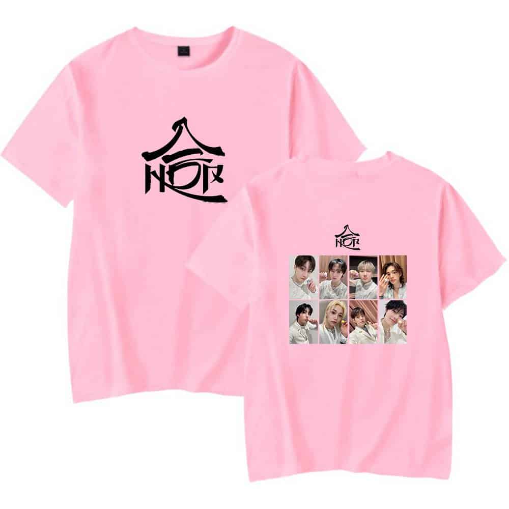 Kpop merch pink t-shirt featuring a bold black Korean character and a collage of K-pop idols on the back, perfect for fans to showcase their love for their favorite 그룹.